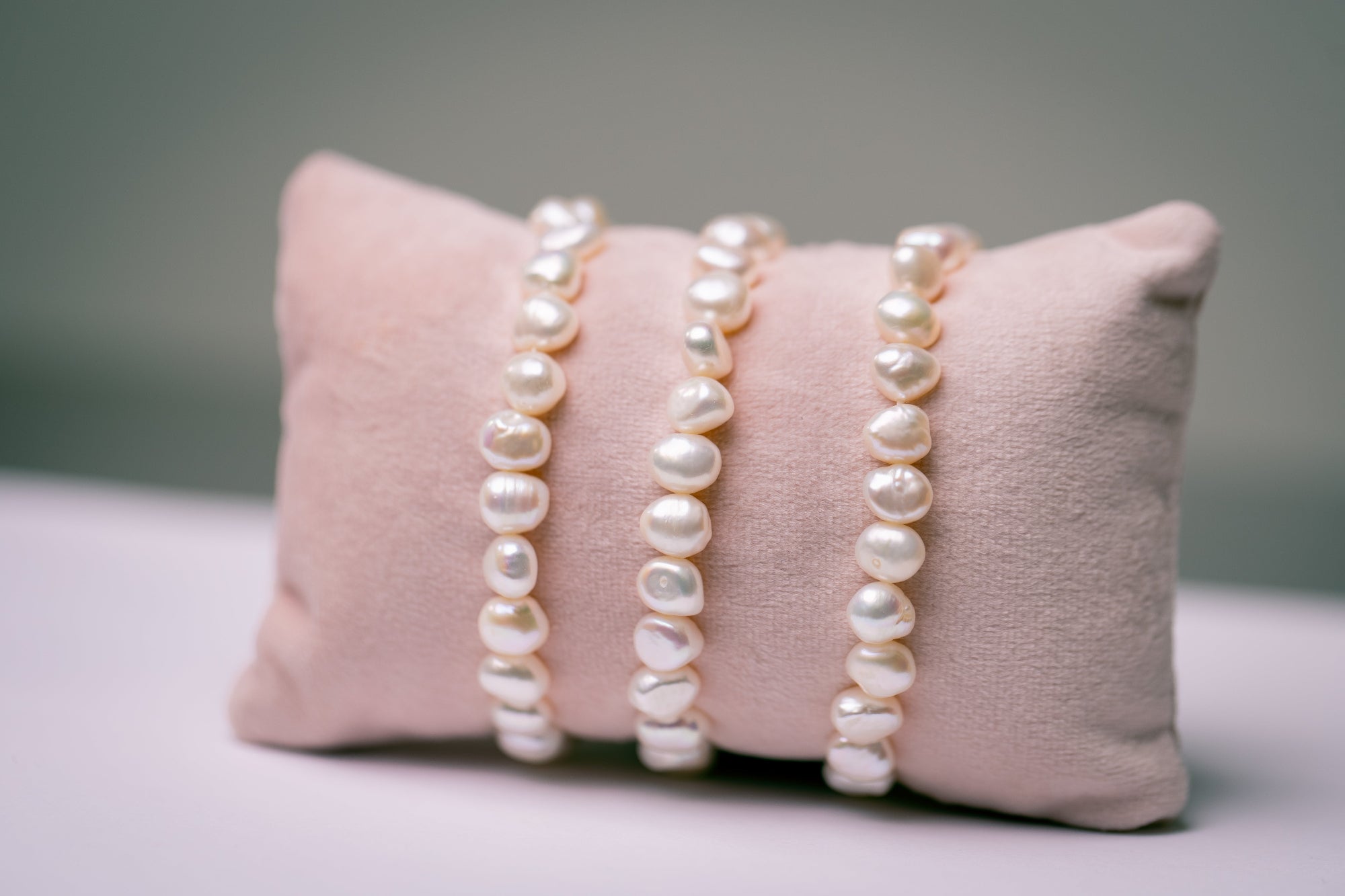Meerdere parelarmbanden met zoetwaterparels. Lara Boulangerie 