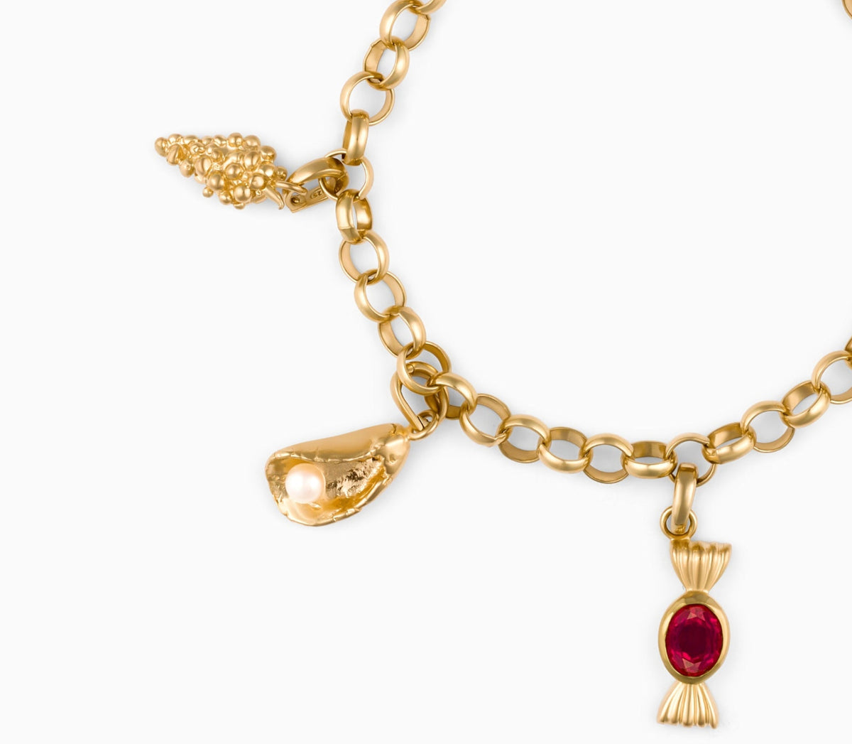 Gouden bedelarmband met verschillende bedels - Lara Boulangerie 