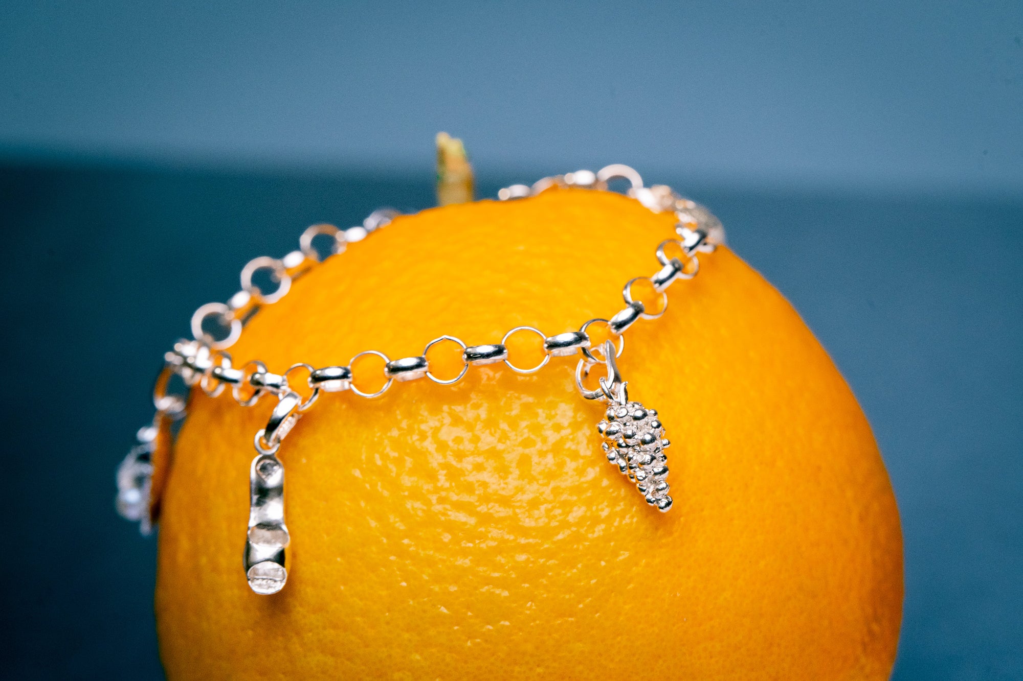 Close up van bedelarmband met la grappe en la chausurette - Lara Boulangerie