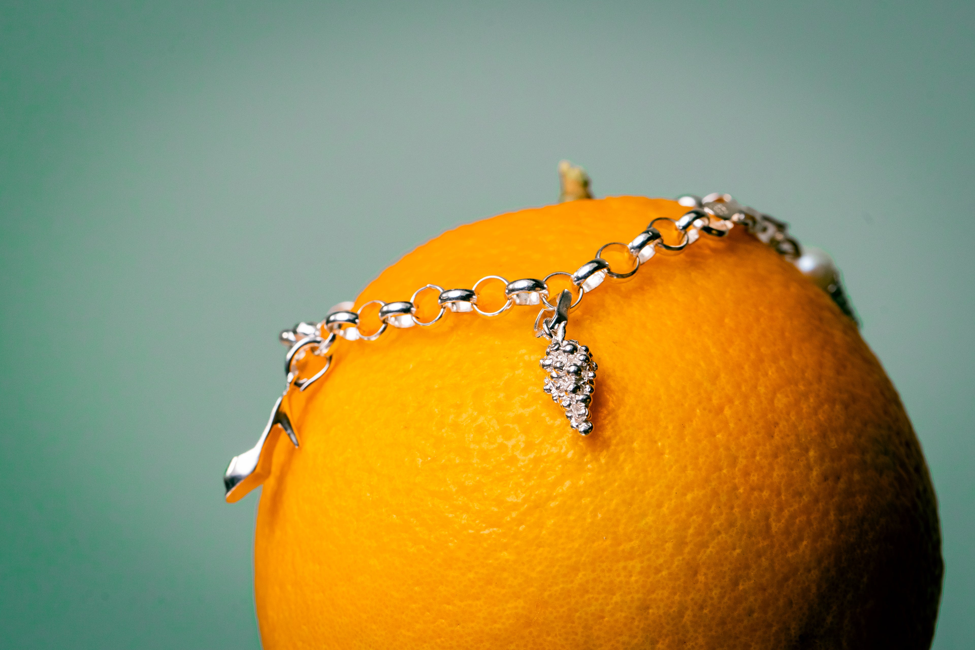 Close up van La Chaussurette bedel aan bedelarmband - Lara Boulangerie