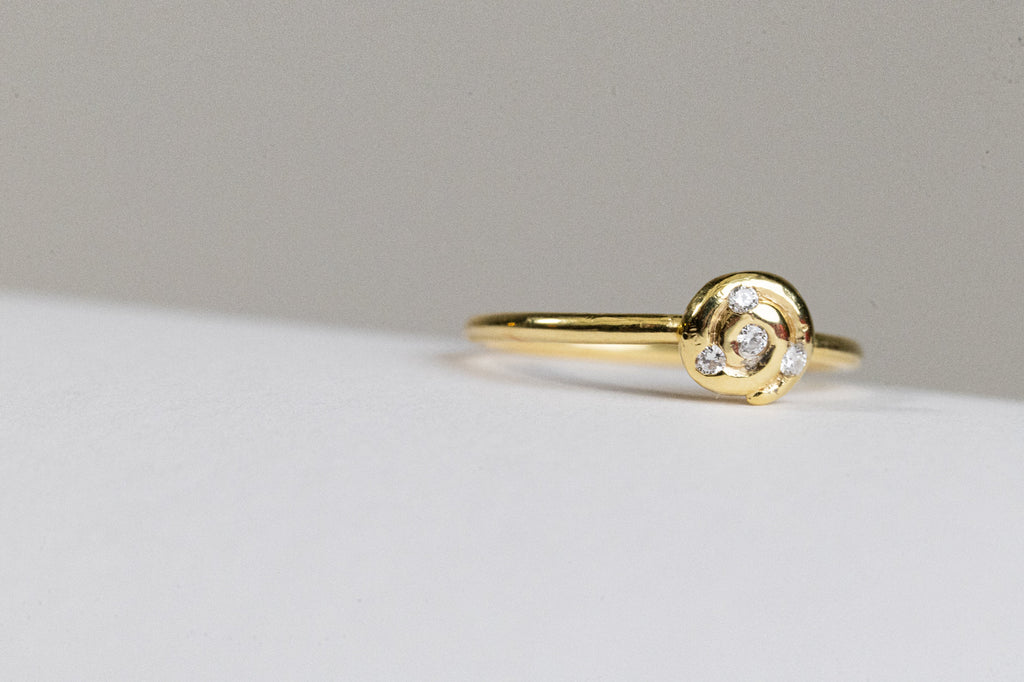 Gouden ring met brioche en lab-grown diamanten.