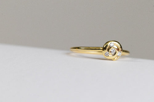 Gouden ring met brioche en lab-grown diamanten.