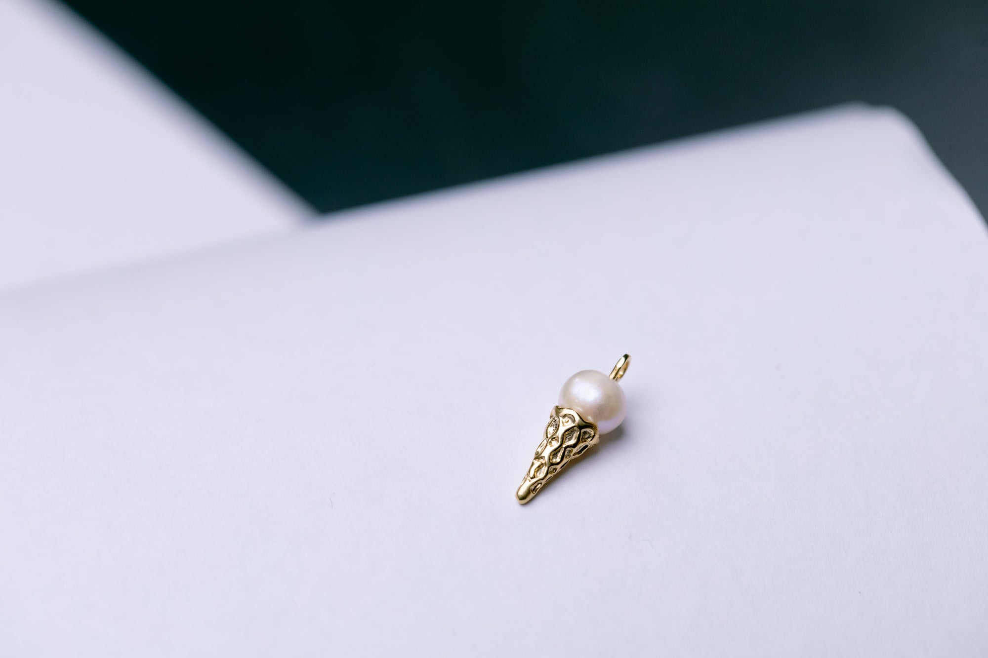 La Glace gouden bedel met zoetwaterparel in gouden hoorntje - 
Lara Boulangerie