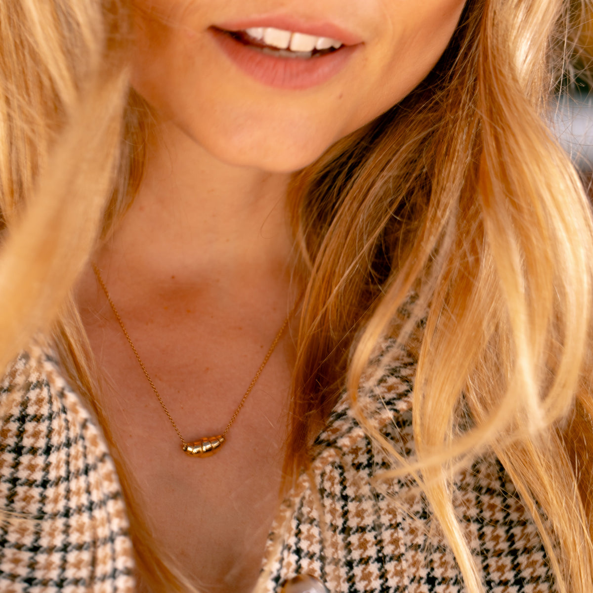 Model met gouden Croissant collier close-up Lara Boulangerie 