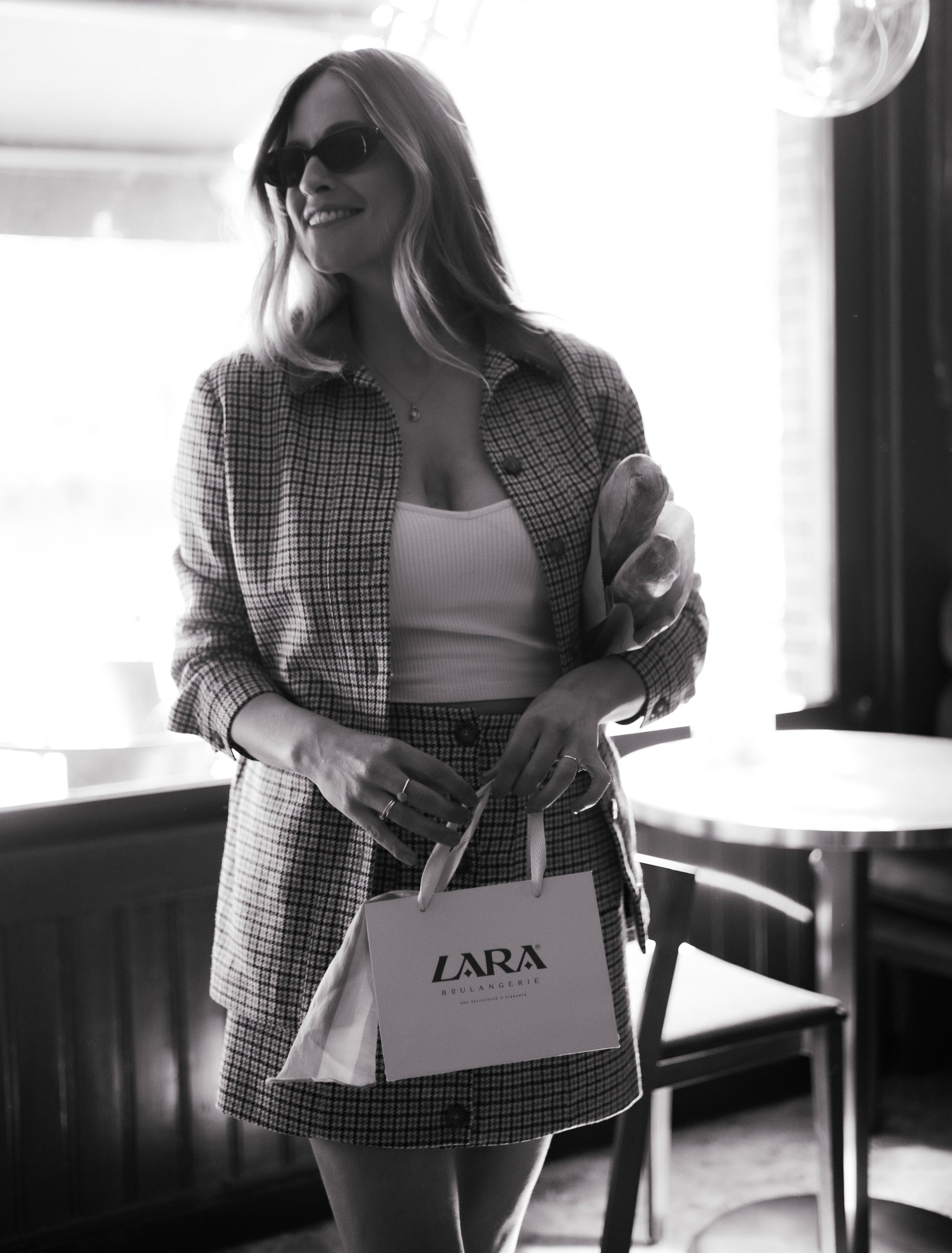 Model met tasje en bedel om haar nek - Lara Boulangerie