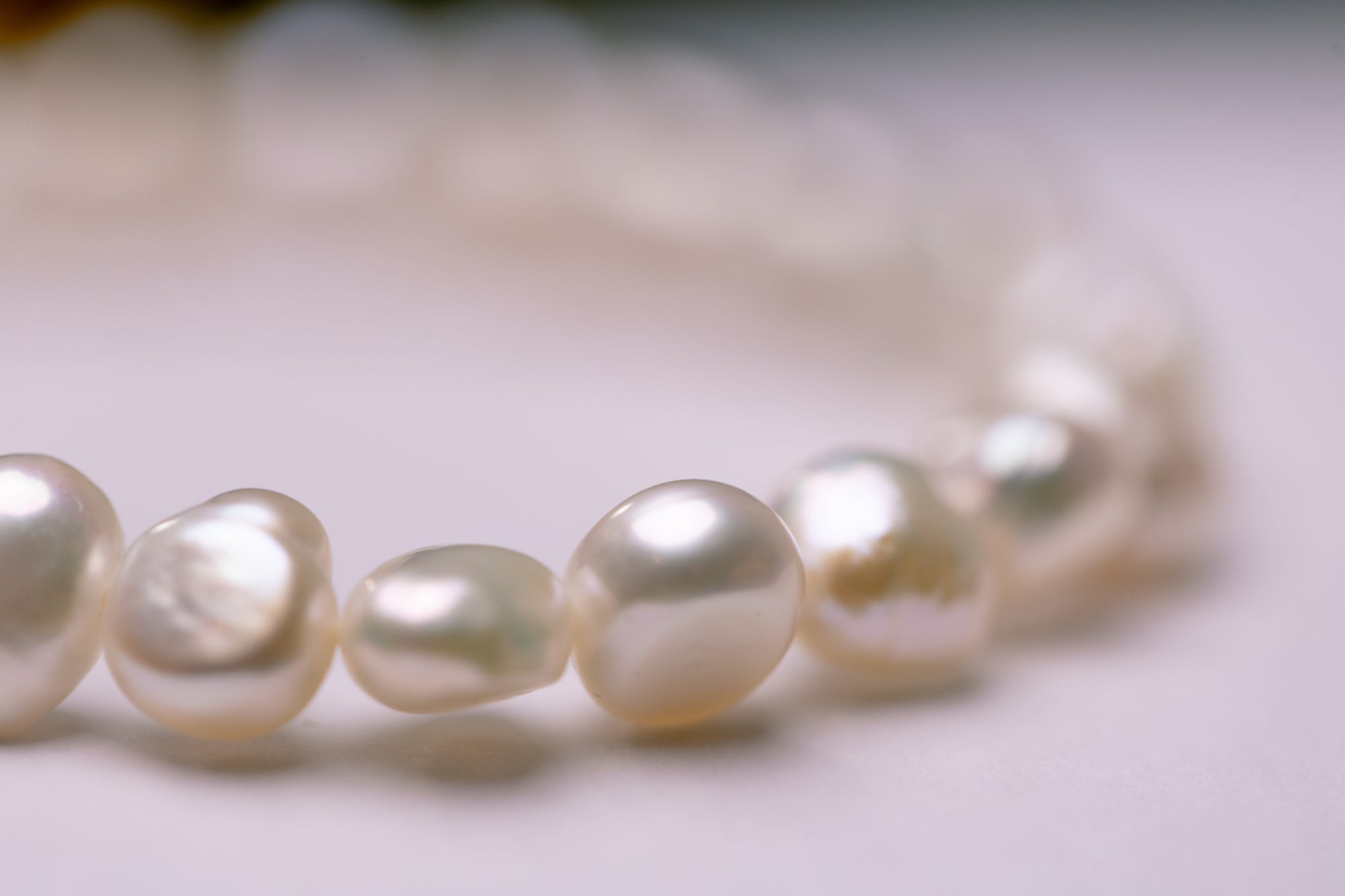 Close up van parelarmband met zoetwaterparels. 