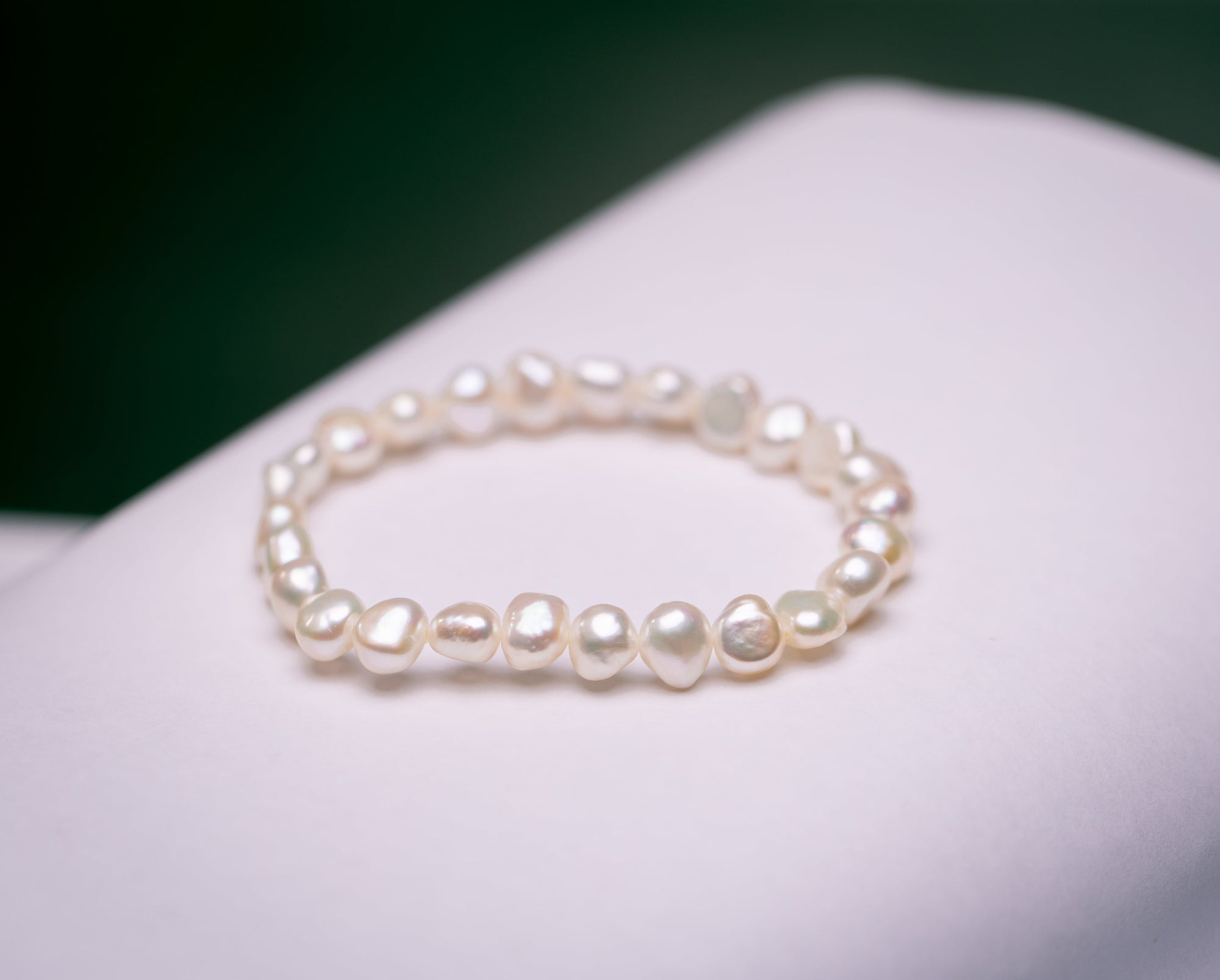 Parelarmband met zoetwaterparels. Parelsieraad van Lara Boulangerie 