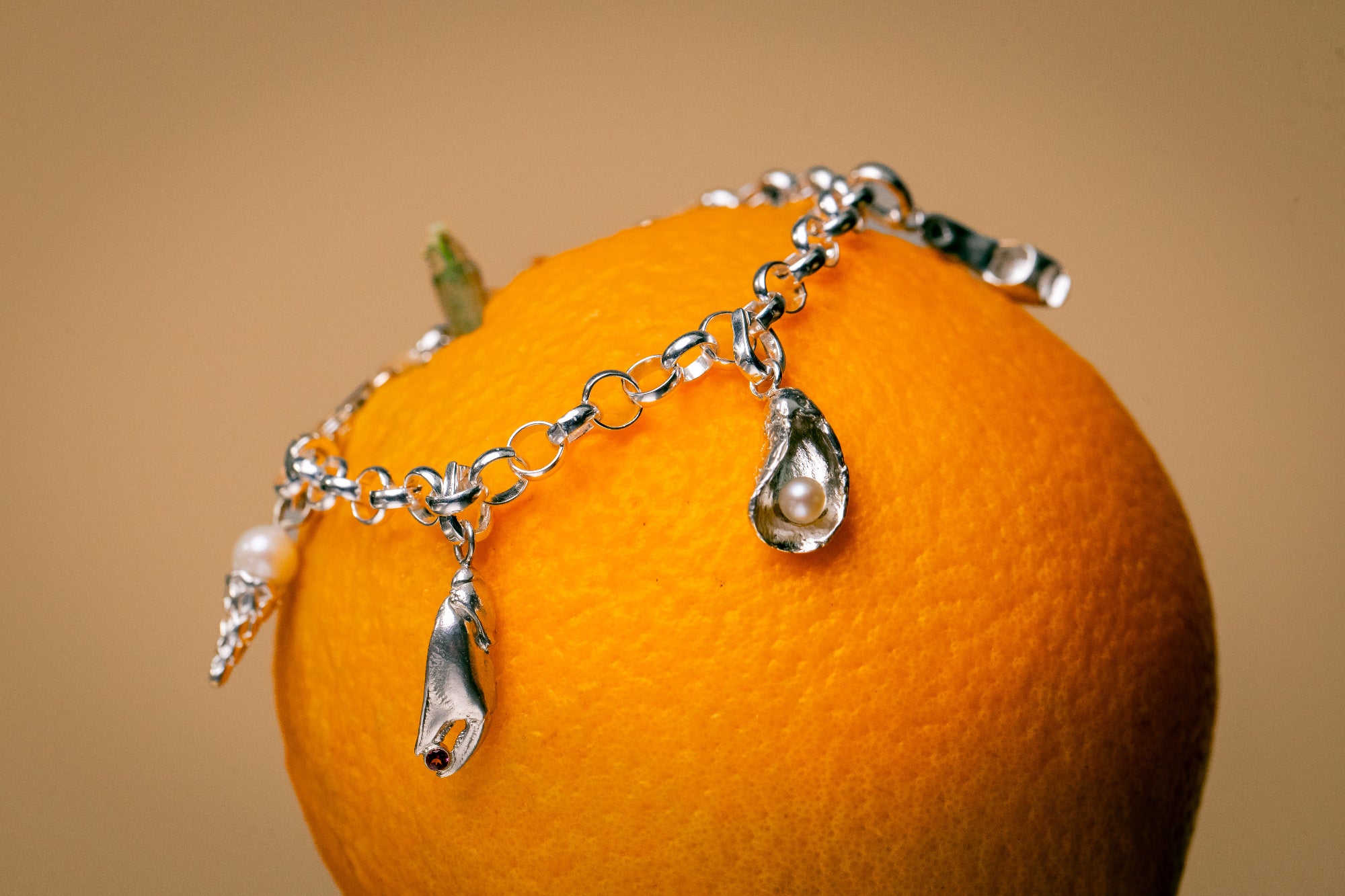 Sterling zilveren bedelarmband met verschillende beles met parels en edelstenen - Lara Boulangerie 