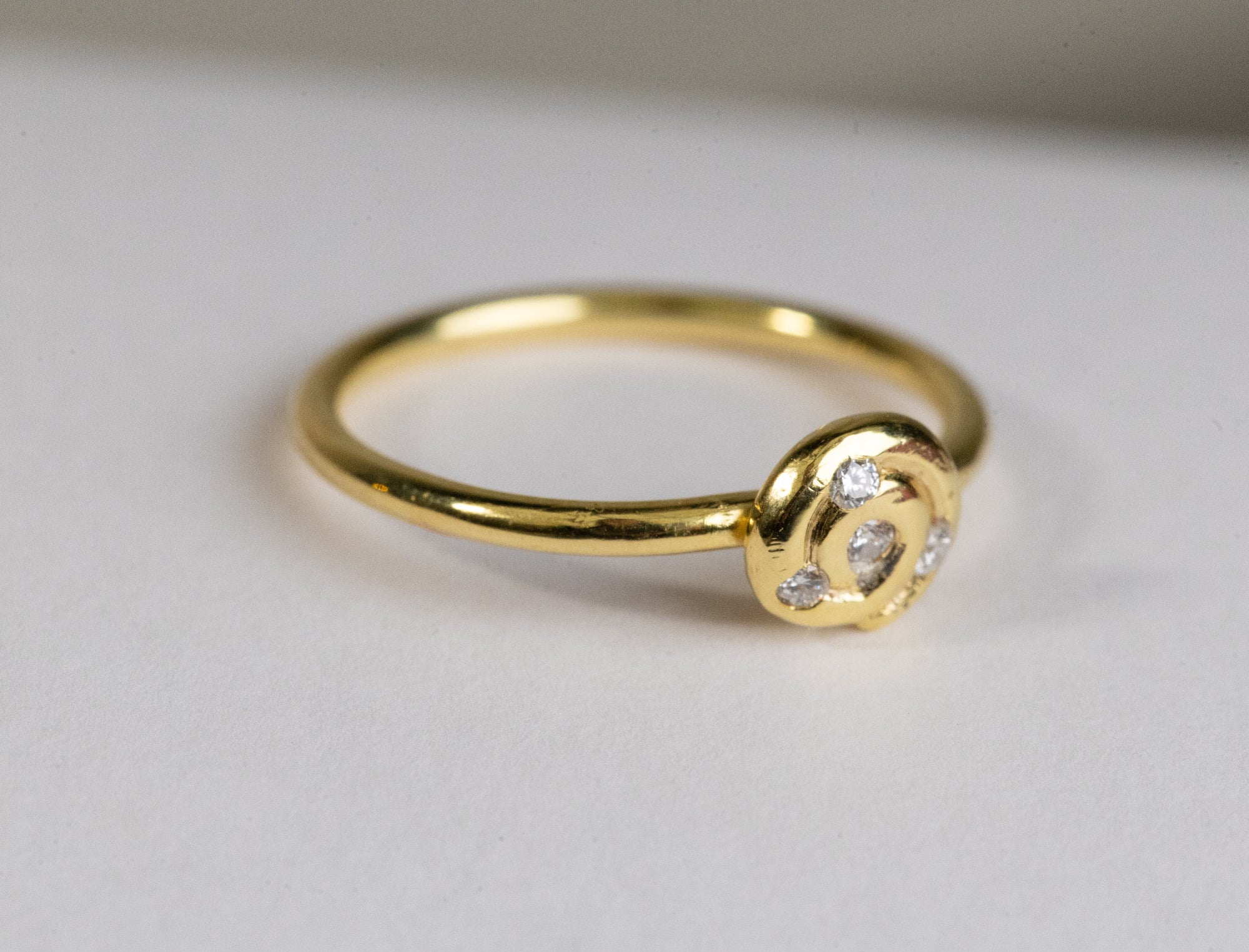 Verfijnde ring in goud met brioche vorm met lab grown diamanten