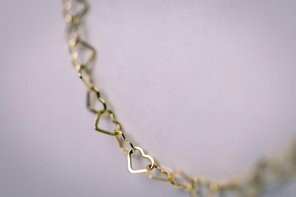 Close up hartjes collier in goud - Lara Boulangerie 